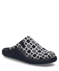 La zapatilla de casa en negro-múltiple tiene un patrón llamativo de cuadros negros y blancos en la parte superior. Está hecha de un material textil suave y no tiene cierre lo que la hace fácil de poner y quitar.