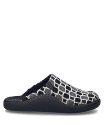 La zapatilla de casa en negro-múltiple tiene un patrón llamativo de cuadros negros y blancos en la parte superior. Está hecha de un material textil suave y no tiene cierre lo que la hace fácil de poner y quitar.