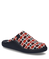 Une pantoufle rouge-multi avec un motif à carreaux composé d'éléments rouges noirs et blancs. La chaussure n'a pas de fermeture et possède une semelle noire texturée.