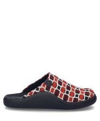 Une pantoufle rouge-multi avec un motif à carreaux composé d'éléments rouges noirs et blancs. La chaussure n'a pas de fermeture et possède une semelle noire texturée.