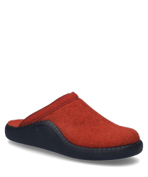Een rode pantoffel van zacht materiaal zonder sluiting ideaal voor binnen. De schoen heeft een zwart gestructureerd zoolprofiel en een subtiel geometrisch patroon langs de bovenrand.