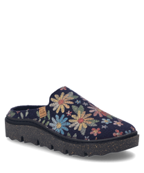 De pantoffel in de kleurvariant "ocean-multi" toont een bloemmotief op donkerblauwe stof. De schoen heeft geen sluiting en een robuuste gespikkelde zool voor extra grip.
