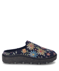 De pantoffel in de kleurvariant "ocean-multi" toont een bloemmotief op donkerblauwe stof. De schoen heeft geen sluiting en een robuuste gespikkelde zool voor extra grip.