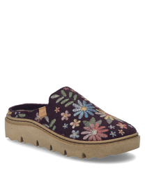 Un zapato de casa en color "morado-múltiple" con un patrón floral y sin cierre. El zapato está hecho de un material suave con una suela estable de color beige con patrón.