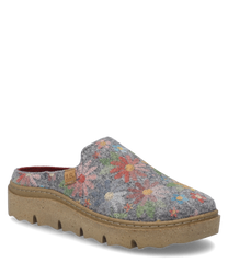 De pantoffel is ontworpen in een grijs-multi kleurpatroon met kleurrijke bloemenmotieven die op een zacht stofmateriaal verschijnen. Hij heeft geen sluiting en is uitgerust met een robuuste lichtbruine zool die voor comfort zorgt.