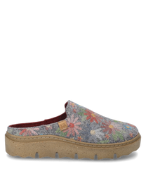 De pantoffel is ontworpen in een grijs-multi kleurpatroon met kleurrijke bloemenmotieven die op een zacht stofmateriaal verschijnen. Hij heeft geen sluiting en is uitgerust met een robuuste lichtbruine zool die voor comfort zorgt.