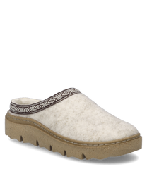 Le chausson en combinaison naturelle a un matériau supérieur doux et feutré avec un motif décoratif sur le bord. La chaussure possède une semelle robuste de couleur beige et est conçue sans fermeture.