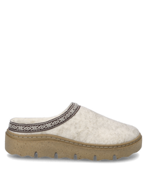 Le chausson en combinaison naturelle a un matériau supérieur doux et feutré avec un motif décoratif sur le bord. La chaussure possède une semelle robuste de couleur beige et est conçue sans fermeture.