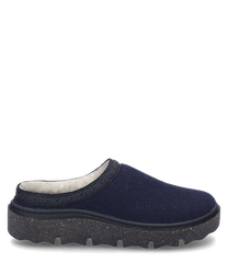 Le chausson de couleur "ocean-kombi" est fabriqué en un matériau supérieur bleu doux avec un motif noir sur le bord. Il n'a pas de fermeture et une semelle structurée et durable pour une meilleure adhérence.