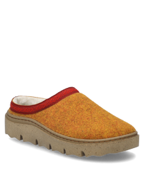 Une pantoufle de maison de couleur orange combinée sans fermeture fabriquée en matériau textile avec un motif rouge sur le bord. La chaussure a une semelle beige robuste avec une surface texturée pour une meilleure adhérence.