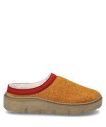 Une pantoufle de maison de couleur orange combinée sans fermeture fabriquée en matériau textile avec un motif rouge sur le bord. La chaussure a une semelle beige robuste avec une surface texturée pour une meilleure adhérence.