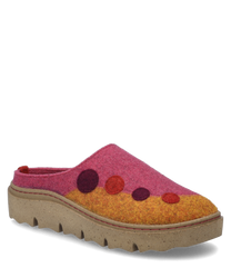 Een kleurrijke pantoffel zonder sluiting gemaakt van viltmateriaal in oranje en roze tinten met decoratieve kleurrijke cirkels. De zool is beige en heeft een gestructureerd oppervlak voor betere grip.