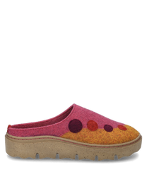 Een kleurrijke pantoffel zonder sluiting gemaakt van viltmateriaal in oranje en roze tinten met decoratieve kleurrijke cirkels. De zool is beige en heeft een gestructureerd oppervlak voor betere grip.