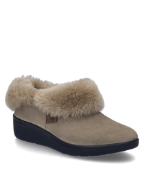 Le chausson est beige et est fabriqué en matériau doux avec une doublure moelleuse. Il n'a pas de fermeture ce qui permet de l'enfiler et de l'enlever facilement.
