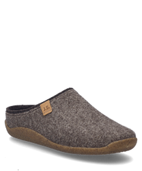 The house slipper in the color Moro is made of a soft textured material without a closure. It features a flat brown sole and a small logo detail on the side.