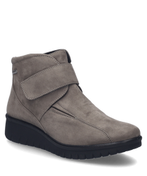 Der Halbschuh in Taupe besteht aus einem weichen hochwertigen Material und verfügt über einen praktischen Klettverschluss. Die schwarze Sohle bietet zusätzlichen Komfort und einen modernen Look.