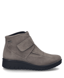 Der Halbschuh in Taupe besteht aus einem weichen hochwertigen Material und verfügt über einen praktischen Klettverschluss. Die schwarze Sohle bietet zusätzlichen Komfort und einen modernen Look.
