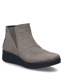 La bota de color topo hecha de material suave cuenta con un cierre lateral de cremallera y paneles elásticos para mayor comodidad. El zapato tiene una suela negra robusta con un perfil antideslizante.