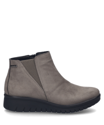 La bota de color topo hecha de material suave cuenta con un cierre lateral de cremallera y paneles elásticos para mayor comodidad. El zapato tiene una suela negra robusta con un perfil antideslizante.