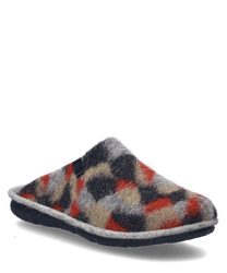De pantoffel is gemaakt van een zacht multicolor materiaal met een gemêleerd ontwerp in rood grijs en beige tinten. Hij heeft geen sluiting en biedt een comfortabele platte zool voor binnen.