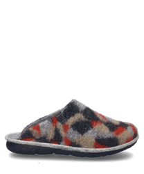 De pantoffel is gemaakt van een zacht multicolor materiaal met een gemêleerd ontwerp in rood grijs en beige tinten. Hij heeft geen sluiting en biedt een comfortabele platte zool voor binnen.