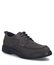 La chaussure basse de couleur fango se distingue par son cuir lisse et son laçage marqué. La semelle robuste et la fine couture lui confèrent un look à la fois élégant et sportif.