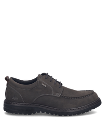 La chaussure basse de couleur fango se distingue par son cuir lisse et son laçage marqué. La semelle robuste et la fine couture lui confèrent un look à la fois élégant et sportif.