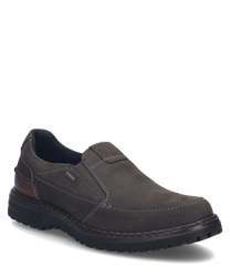 Der Slipper in der Farbe Fango-Kombi besteht aus einem hochwertigen robusten Material. Er besitzt einen praktischen Gummizug und auffällige Ziernähte die dem Schuh einen eleganten und modernen Look verleihen.