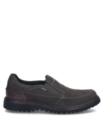 Der Slipper in der Farbe Fango-Kombi besteht aus einem hochwertigen robusten Material. Er besitzt einen praktischen Gummizug und auffällige Ziernähte die dem Schuh einen eleganten und modernen Look verleihen.