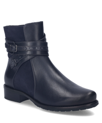 La bottine bleu foncé est fabriquée en cuir lisse de haute qualité ce qui lui confère un look élégant et stylé. Elle dispose d'une fermeture principale avec une fermeture éclair qui facilite l'enfilage et le retrait. De plus des sangles décoratives avec de