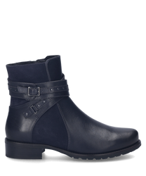 La bottine bleu foncé est fabriquée en cuir lisse de haute qualité ce qui lui confère un look élégant et stylé. Elle dispose d'une fermeture principale avec une fermeture éclair qui facilite l'enfilage et le retrait. De plus des sangles décoratives avec de