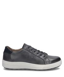 Ce sneaker en combinaison titane présente un laçage classique et est fabriqué en cuir gris de haute qualité. La chaussure a une semelle blanche et des détails de couture discrets qui lui confèrent un look moderne.