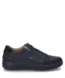 De sneaker in zwart-combinatie is gemaakt van hoogwaardig leer en heeft een vetersluiting en een zijrits. De robuuste zool en het subtiele merkembleem aan de zijkant completeren het elegante ontwerp.