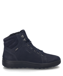 Sneaker blu in tessuto scamosciato con allacciatura. La suola nera e la fodera interna offrono comfort e supporto ideali per l'uso quotidiano.