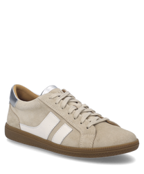 La sneaker dans des tons sable-multi est en daim avec des accents blancs et une semelle en caoutchouc marron. Elle dispose d'un laçage classique et d'une partie arrière brillamment métallique.