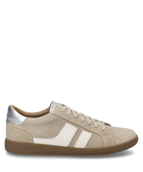 La sneaker dans des tons sable-multi est en daim avec des accents blancs et une semelle en caoutchouc marron. Elle dispose d'un laçage classique et d'une partie arrière brillamment métallique.