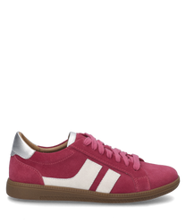 La sneaker est conçue dans une combinaison de couleurs multicolores rose et est fabriquée à partir d'un matériau doux et velouté. Il dispose d'un accent de bande blanche et d'un laçage pour un maintien optimal.