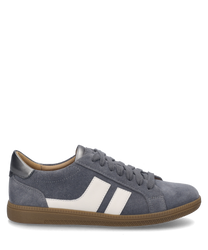Sneaker w kolorze "asfalt-multi" wykonany jest z szarej zamszowej skóry z białymi detalami i brązową gumową podeszwą. Szczególnymi cechami są sznurowanie i kontrastowy design.
