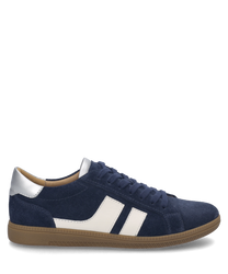 La sneaker de couleur indigo-multi est en daim de haute qualité et est dotée de lacets. Les caractéristiques particulières sont les bandes blanches sur les côtés et la semelle en caoutchouc marron.