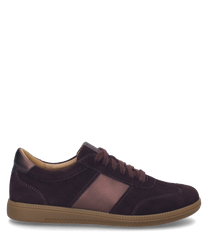 La sneaker de couleur Sangria se distingue par son matériau en daim de haute qualité et un laçage classique. Les caractéristiques particulières sont les inserts contrastants et la semelle en caoutchouc durable.