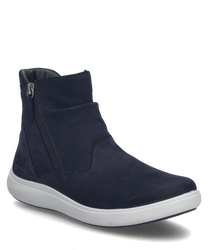 La bota azul oscuro está hecha de material suave y tiene una práctica cremallera en el costado. El zapato es de tobillo y tiene una suela gris antideslizante.