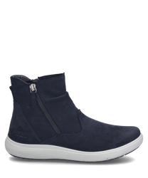 La bota azul oscuro está hecha de material suave y tiene una práctica cremallera en el costado. El zapato es de tobillo y tiene una suela gris antideslizante.