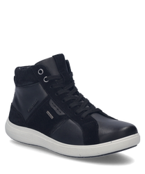 La sneaker nera si distingue per il suo design semplice e il sistema di allacciatura che garantisce una tenuta ottimale. Il materiale liscio conferisce alla scarpa un aspetto elegante mentre la suola bianca crea un contrasto moderno.
