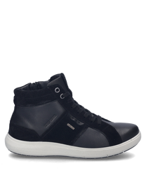 La sneaker nera si distingue per il suo design semplice e il sistema di allacciatura che garantisce una tenuta ottimale. Il materiale liscio conferisce alla scarpa un aspetto elegante mentre la suola bianca crea un contrasto moderno.