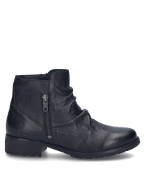 Stivaletti neri in pelle liscia con zip laterale. La scarpa ha un aspetto arricciato e un tacco basso.