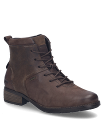 La bota de cuero marrón tiene un cordón distintivo y un tacón plano. Se destaca por su robusta confección y costuras decorativas sutiles ideal para un look casual y a la vez elegante.