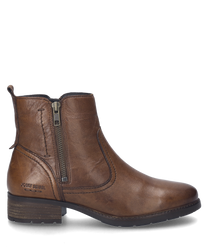 Die cognacfarbene Stiefelette aus Leder zeigt einen seitlichen Reißverschluss für einfaches Anziehen. Der Schuh hat eine robuste leicht genoppte Sohle und ist ideal für den Alltag geeignet.