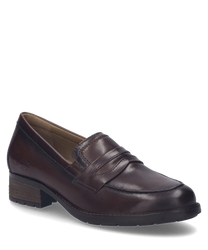 Il mocassino nel colore Castagne colpisce per la sua pelle liscia e una pratica chiusura con elastico. La scarpa presenta una discreta decorazione con cuciture e un tacco a blocco stabile ideale per un'apparizione elegante.