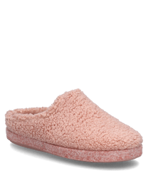 Un chausson rose en matériau en polaire doux sans fermeture. La chaussure a une texture douillette et offre un confort de port agréable.