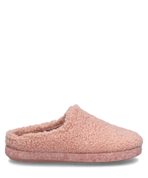 Un chausson rose en matériau en polaire doux sans fermeture. La chaussure a une texture douillette et offre un confort de port agréable.